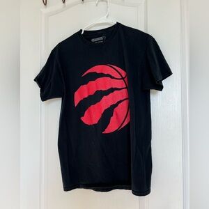 J567 Black and Red Fitted Short Sleeve Raptors Tee (Ptp18.5”)